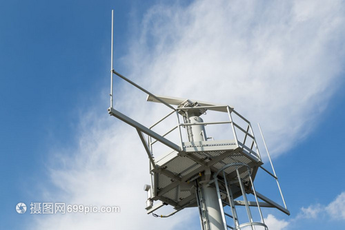 铁塔上的“千里眼”与“顺风耳” 雷达与无线电通信设备的协同作用